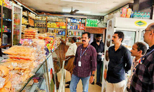 ആ​രോ​ഗ്യ​വ​കു​പ്പ് പ​രി​ശോ​ധ​ന; മ​ണ്ണൂ​രി​ൽ ര​ണ്ടു സ്ഥാ​പ​ന​ങ്ങ​ൾ അ​ട​ച്ചു​പൂ​ട്ടാ​ൻ നി​ർ​ദേ​ശം