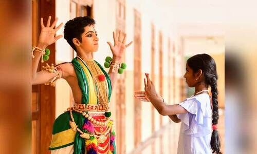 സഹോദരിക്ക് കൂട്ടിനുപോയ നിവേദ് കൃഷ്ണ നർത്തകനായി