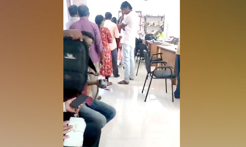 മൂന്നാഴ്ചയായി വെള്ളറടയിൽ വില്ലേജ് ഓഫിസറില്ല; വിദ്യാർഥികള്‍ നെട്ടോട്ടത്തില്‍