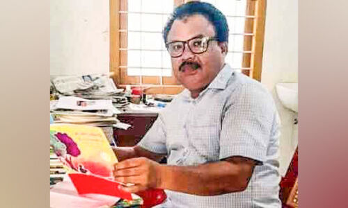 അമ്പത്തഞ്ചിലും ബാല്യത്തിന്‍റെ എഴുത്ത്​; ബാ​ല​സാ​ഹി​ത്യ​രം​ഗ​ത്ത് മൂ​ന്ന​ര​പ​തി​റ്റാ​ണ്ട്​ പി​ന്നി​ട്ടി​രി​ക്കു​ക​യാ​ണ്​ ച​ന്തി​രൂ​ർ താ​ഹ