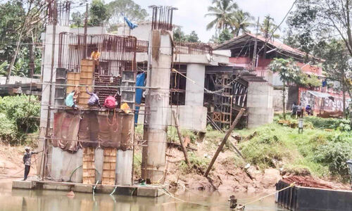 അ​ച്ച​ൻ​കോ​വി​ലാ​റി​ന്​ കു​റു​കെ പാ​ല​ങ്ങ​ളു​ടെ നി​ർ​മാ​ണം വൈ​കു​ന്നു