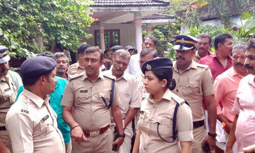 പട്ടാപ്പകൽ വിറങ്ങലിച്ച് പാരിപ്പള്ളി പട്ടാപ്പകൽ വിറങ്ങലിച്ച് പാരിപ്പള്ളി