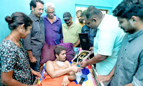 ക​ഥ​യ​ല്ലി​ത്, ക​ര​ള​ലി​യി​ക്കും കാ​ഴ്ച ; വി​ഷ്ണു​വി​ന്‍റെ ച​ല​ന​മ​റ്റ അ​വ​സ്ഥ​യി​ലും ക​ന​ൽ മൂ​ടാ​ത്ത പ്ര​തീ​ക്ഷ​യി​ൽ കു​ടും​ബം