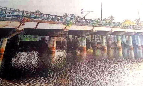 കരിയാർ സ്പിൽവേ ഷട്ടറുകൾ ഉയർത്തണമെന്ന ആവശ്യം ശക്തം കരിയാർ സ്പിൽവേ ഷട്ടറുകൾ ഉയർത്തണമെന്ന ആവശ്യം ശക്തം