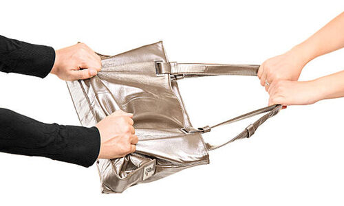 ലോട്ടറി വിൽപനക്കാരിയുടെ പണമടങ്ങിയ ബാഗ് തട്ടിയെടുത്തു ലോട്ടറി വിൽപനക്കാരിയുടെ പണമടങ്ങിയ ബാഗ് തട്ടിയെടുത്തു