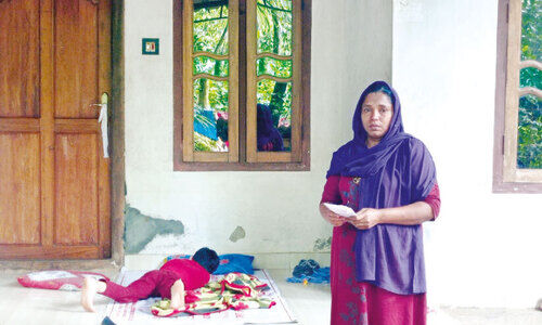 വീ​ട് ജ​പ്തി ചെ​യ്തു; പെ​രു​വ​ഴി​യി​ലാ​യി യു​വ​തി​യും മ​ക​നും