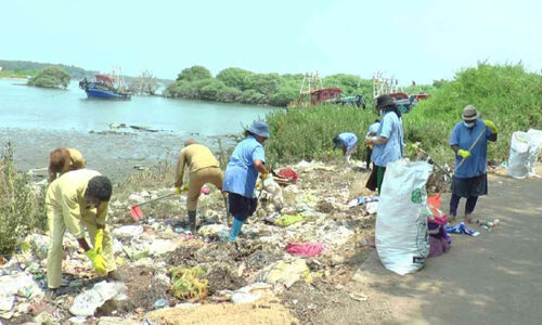 ബോട്ടുകൾ കടലിൽ പോയ് വരും, വല നിറയെ പ്ലാസ്റ്റിക്കുമായി ബോട്ടുകൾ കടലിൽ പോയ് വരും, വല നിറയെ പ്ലാസ്റ്റിക്കുമായി