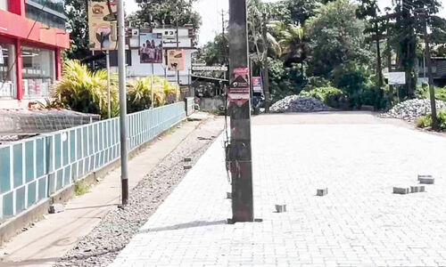 വൈദ്യുതി തൂൺ റോഡിൽ നിർത്തി ടൈൽസ് വിരിച്ചു