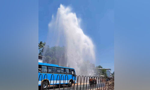 പൈപ്പ് പൊട്ടി കുടിവെള്ളം ആകാശം മുട്ടെ പൈപ്പ് പൊട്ടി കുടിവെള്ളം ആകാശം മുട്ടെ