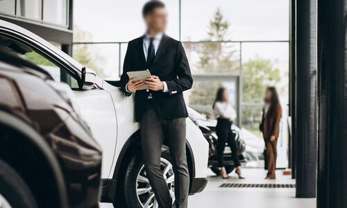 കാർ ഷോറൂം ജീവനക്കാരി പണം തട്ടിയതായി പരാതി കാർ ഷോറൂം ജീവനക്കാരി പണം തട്ടിയതായി പരാതി