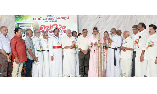 ക്യാമ്പസിലെ ബദാം മരത്തണലിൽ ഓർമകൾ ഒത്തുകൂടി