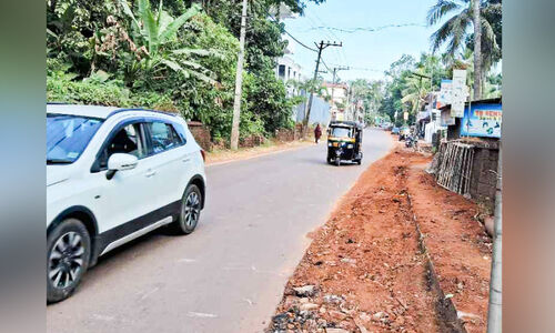 അ​പ​ക​ട​ക്കെ​ണി​യൊ​രു​ക്കി പ​ര​പ്പ​ന​ങ്ങാ​ടി-​നാ​ടു​കാ​ണി പാ​ത
