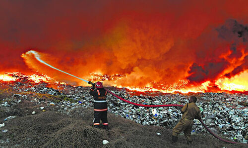 കത്തുന്ന കൊച്ചിയുടെ കഴുക്കോൽ ഊരുന്നവർ