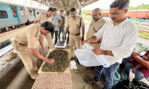 ട്രെയിനിൽ നാല് കിലോയോളം കഞ്ചാവ് കണ്ടെത്തി