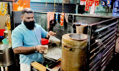 ഒ​രു ക​പ്പ് ചാ​യ, ഒ​രു​പാ​ട് സൗ​ഹൃ​ദം; മ​ണി​യേ​ട്ട​ന്റെ ‘മു​ദ്രാ​വാ​ക്യ’​ത്തി​ന് പി​ന്നി​ൽ അ​ണി​നി​ര​ക്കു​ന്ന​ത് ആ​യി​ര​ങ്ങ​ൾ