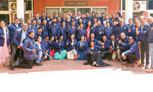 1993ലെ റിപ്പബ്ലിക്ദിന പരേഡിൽ പങ്കെടുത്ത സുഹൃത്തുക്കളെ തേടി കണ്ടെത്തിയ ഒരു അധ‍്യാപകൻ ഇവിടെയുണ്ട്