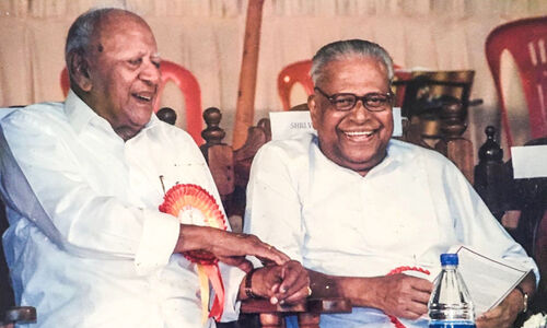 ആദ്യം കുറ്റപ്പെടുത്തി; പിന്നെ തിരുത്തി... വി.എസിനെ മൂലമ്പിള്ളിക്കാർ ഓർക്കുന്നു ആദ്യം കുറ്റപ്പെടുത്തി; പിന്നെ തിരുത്തി... വി.എസിനെ മൂലമ്പിള്ളിക്കാർ ഓർക്കുന്നു