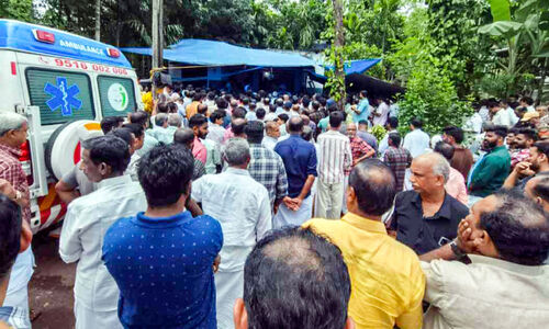 ഉമ്മറിന് ജന്മനാടിന്റെ കണ്ണീരിൽ കുതിർന്ന യാത്രാമൊഴി ഉമ്മറിന് ജന്മനാടിന്റെ കണ്ണീരിൽ കുതിർന്ന യാത്രാമൊഴി