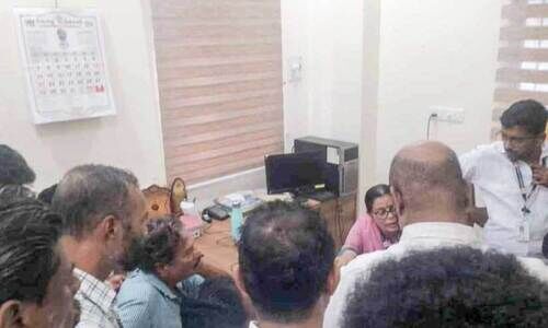 പുതിയിരുത്തിയിലെ വെള്ളക്കെട്ടിന് പരിഹാരമില്ല; രണ്ടാം ദിനവും പഞ്ചായത്ത് സെക്രട്ടറിയെ ഉപരോധിച്ച് നാട്ടുകാർ പുതിയിരുത്തിയിലെ വെള്ളക്കെട്ടിന് പരിഹാരമില്ല; രണ്ടാം ദിനവും പഞ്ചായത്ത് സെക്രട്ടറിയെ ഉപരോധിച്ച് നാട്ടുകാർ