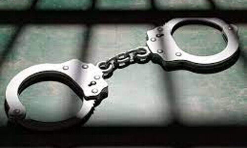 യു​വാ​ക്ക​ളെ കൊ​ല​പ്പെ​ടു​ത്താ​ൻ ശ്ര​മി​ച്ച കേ​സി​ൽ 10 പേ​ർ അ​റ​സ്റ്റി​ൽ