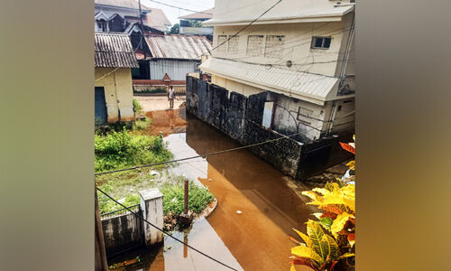 ഓ​ട​യി​ലെ ഒ​ഴു​ക്ക് നി​ല​ച്ച് മ​ലി​ന​ജ​ലം ജ​ന​വാ​സ കേ​ന്ദ്ര​ങ്ങ​ളി​ലേ​ക്ക്; ഒഴുകുന്നത് വാട്ടർ അതോറിറ്റിയുടെ ടാങ്ക് കഴുകിയ വെള്ളം