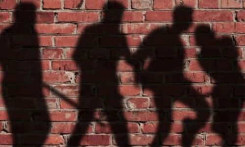 യുവാവിനെ മർദിച്ച് പണവും സ്വർണവും കവർന്നു; മൂന്ന് പേർ കസ്റ്റഡിയിൽ യുവാവിനെ മർദിച്ച് പണവും സ്വർണവും കവർന്നു; മൂന്ന് പേർ കസ്റ്റഡിയിൽ