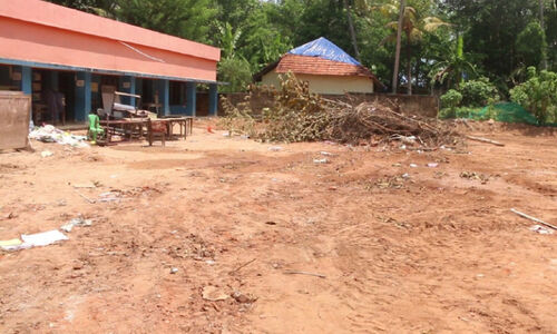 പ​ഠി​ക്കാ​ൻ ക്ലാ​സ് മു​റി​ക​ളെ​വി​ടെ​​​യെ​ന്ന്​ മു​ട​പു​ര​ത്തെ കു​ട്ടി​ക​ൾ