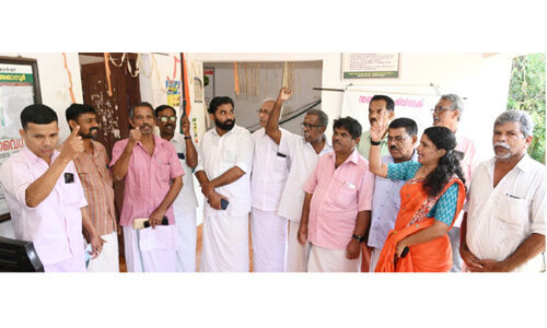 കൈക്കൂലി ആരോപണം; അജാനൂർ കൃഷിഭവൻ ഉപരോധിച്ചു