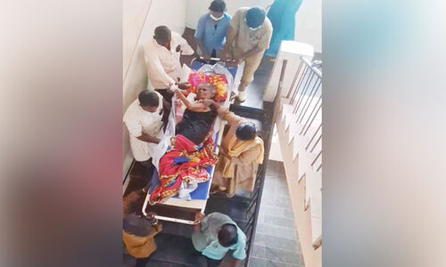 കൊട്ടാരക്കര താലൂക്ക് ആശുപത്രി; സർജറി വാർഡിലേക്ക് ലിഫ്റ്റ് ഇല്ല, രോഗികളെ എത്തിക്കുന്നത് ചുമന്ന് കൊട്ടാരക്കര താലൂക്ക് ആശുപത്രി; സർജറി വാർഡിലേക്ക് ലിഫ്റ്റ് ഇല്ല, രോഗികളെ എത്തിക്കുന്നത് ചുമന്ന്