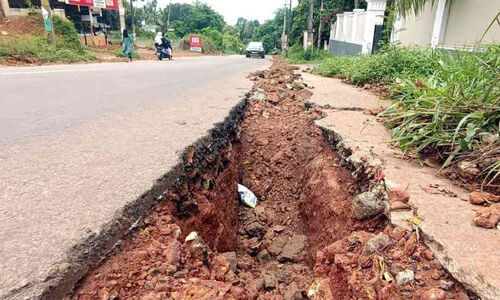 ജ​ൽ ജീ​വ​ൻ പ​ദ്ധ​തി​ക്ക് കീ​റി​യ റോ​ഡി​ൽ വ​ൻ കു​ഴി​ക​ൾ