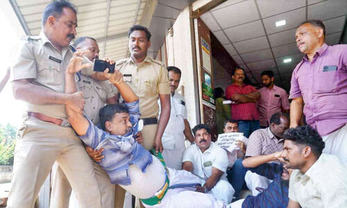 താൽക്കാലിക ജീവനക്കാരനെ പിരിച്ചുവിട്ടതിൽ പ്രതിഷേധം