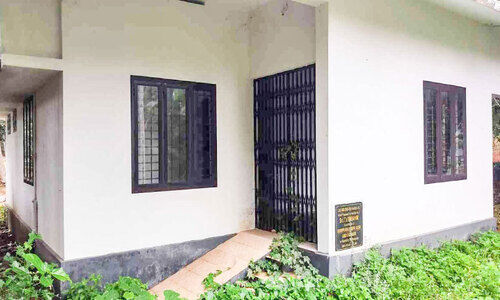 എത്താന് വഴിയില്ല; നെടിയിരുപ്പ് ആയുര്വേദ ആശുപത്രി കെട്ടിടം നോക്കുകുത്തി എത്താന് വഴിയില്ല; നെടിയിരുപ്പ് ആയുര്വേദ ആശുപത്രി കെട്ടിടം നോക്കുകുത്തി