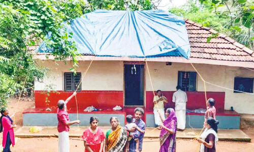 ചോർന്നൊലിക്കുന്ന വീട്ടിൽ നാലംഗ കുടുംബം ദുരിതത്തിൽ ചോർന്നൊലിക്കുന്ന വീട്ടിൽ നാലംഗ കുടുംബം ദുരിതത്തിൽ