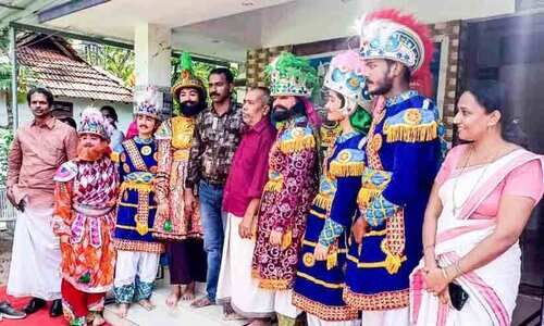 അനിരുദ്ധൻ ആശാന് ഗുരുദക്ഷിണയായി വിദ്യാർഥികളുടെ ചവിട്ടുനാടകം