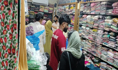 ഓണവും മിലാദും: സജീവമായി വസ്ത്രവിപണി