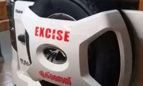 സ്കൂ​ട്ട​റി​ൽ ക​ട​ത്താ​ൻ ശ്ര​മി​ച്ച സ്പി​രി​റ്റ് എ​ക്സൈ​സ് പി​ടി​കൂ​ടി