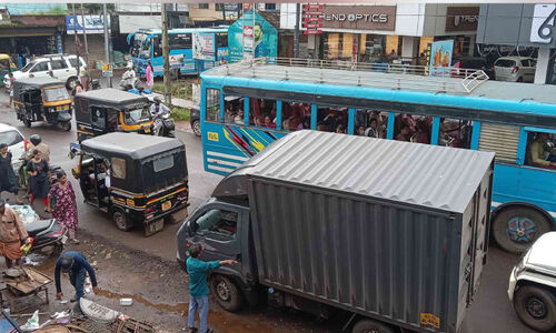 ഗതാഗതക്കുരുക്കിലമർന്ന് തെരു റോഡ് ഗതാഗതക്കുരുക്കിലമർന്ന് തെരു റോഡ്