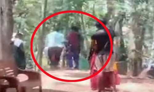 എല്ലാവരും നോക്കിനിൽക്കെ ഓടി വന്ന് അയൽവാസിയെ കുത്തിക്കൊന്നു; പ്രകോപനം വർഷങ്ങളായുള്ള വസ്തുതര്ക്കം എല്ലാവരും നോക്കിനിൽക്കെ ഓടി വന്ന് അയൽവാസിയെ കുത്തിക്കൊന്നു; പ്രകോപനം വർഷങ്ങളായുള്ള വസ്തുതര്ക്കം