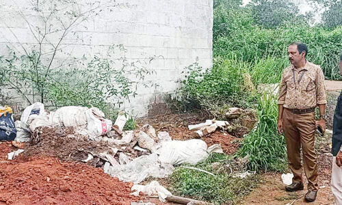 പ്ലാ​സ്റ്റി​ക് മാ​ലി​ന്യം പൊ​തു​സ്ഥ​ല​ത്ത് ത​ള്ളി​യ സ്ഥാ​പ​ന​ങ്ങ​ൾ​ക്കെ​തി​രെ പി​ഴ