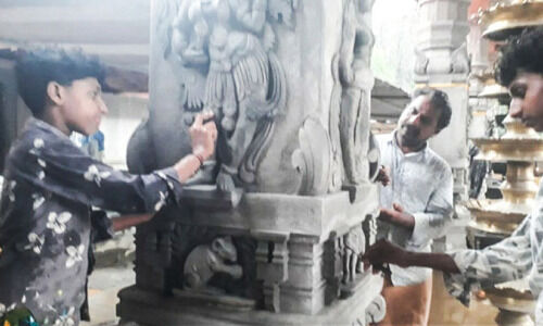 ആനക്കൊട്ടിലിന്റെ തൂണുകളിൽ സിമന്റിൽ ശിൽപ വിസ്മയം ആനക്കൊട്ടിലിന്റെ തൂണുകളിൽ സിമന്റിൽ ശിൽപ വിസ്മയം