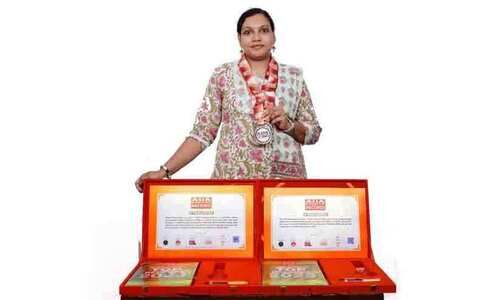 പേപ്പർ പുഷ്പങ്ങളിലൂടെ ജുബൈലിൽ നിന്ന് ആലപ്പുഴക്കാരിക്ക് ഗിന്നസ് നേട്ടം