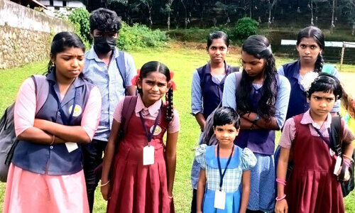 ദിവസവും വണ്ടിക്കൂലി 1200 രൂപ വേണം; പ്രിയ എസ്റ്റേറ്റിലെ കുട്ടികളുടെ പഠനം മുടങ്ങി