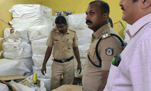 ഒരു കോടിയുടെ നിരോധിത പുകയില ഉൽപന്ന ശേഖരം പിടികൂടി ഒരു കോടിയുടെ നിരോധിത പുകയില ഉൽപന്ന ശേഖരം പിടികൂടി