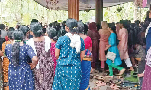 ചിരി മാഞ്ഞ്​ ചെഞ്ചുർളി ഭവനം; തേങ്ങലടങ്ങാതെ മുണ്ടൊള്ളി ഗ്രാമം