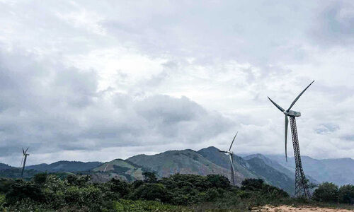 മൊ​ട്ട​കു​ന്നു​ക​ളും പു​ല്‍മേ​ടു​ക​ളും കാ​റ്റാ​ടി​പ്പാ​ട​വും; സഞ്ചാരികളെ ആകർഷിച്ച്​ ചതുരംഗപ്പാറമെട്ട്