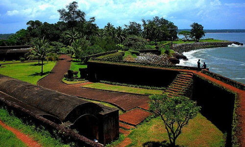കമിതാക്കളുടെ ദൃശ്യം പകർത്തി പൊലീസുകാരൻ; പുറത്തുവിടാതിരിക്കാൻ പണം ചോദിച്ചെന്ന് പരാതി