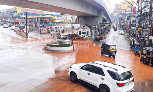 മ​ഴ പെ​യ്താ​ൽ ച​ളി; വെ​യി​ലാ​യാ​ൽ പൊ​ടി, എ​ട​പ്പാ​ൾ ടൗ​ണി​ന് എ​ക്കാ​ല​വും ദു​രി​തം