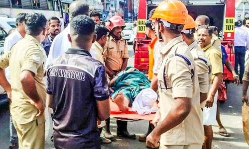അപകടത്തിൽ പരിക്കേറ്റ വയോധികയെ ആശുപത്രിയിലേക്ക് ചുമന്ന് അഗ്നിരക്ഷാ സേന