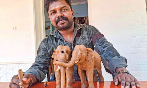 സഹ്യന്റെ മക്കളുടെ സഹജീവി സ്നേഹത്തിന് ശില്പഭാഷ്യമൊരുക്കി നികേഷ് സഹ്യന്റെ മക്കളുടെ സഹജീവി സ്നേഹത്തിന് ശില്പഭാഷ്യമൊരുക്കി നികേഷ്