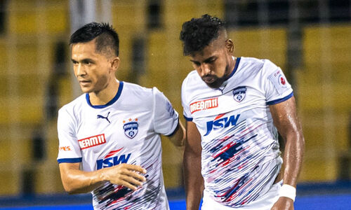 ബംഗളൂരുവും മോഹൻ ബഗാനും ഒപ്പത്തിനൊപ്പം (2-2); മത്സരം അധിക സമയത്തേക്ക് ബംഗളൂരുവും മോഹൻ ബഗാനും ഒപ്പത്തിനൊപ്പം (2-2); മത്സരം അധിക സമയത്തേക്ക്